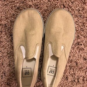 Like New GapKids Boy Slip-on Sneakers in size 1